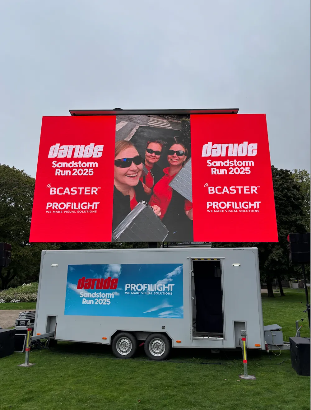 Audience photo on the screen at Darude Sandstorm Run